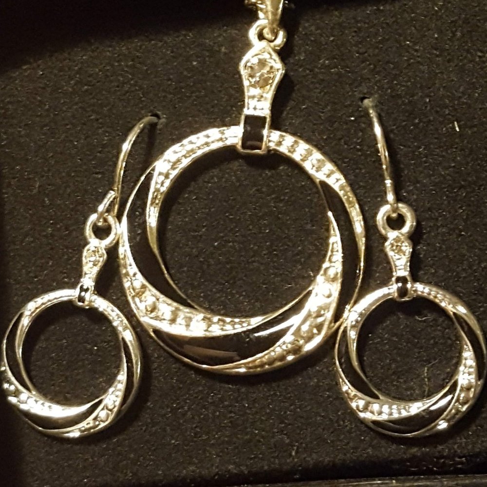 Avon Luanay Necklace/Earrings Gift Set silver and black NIB
